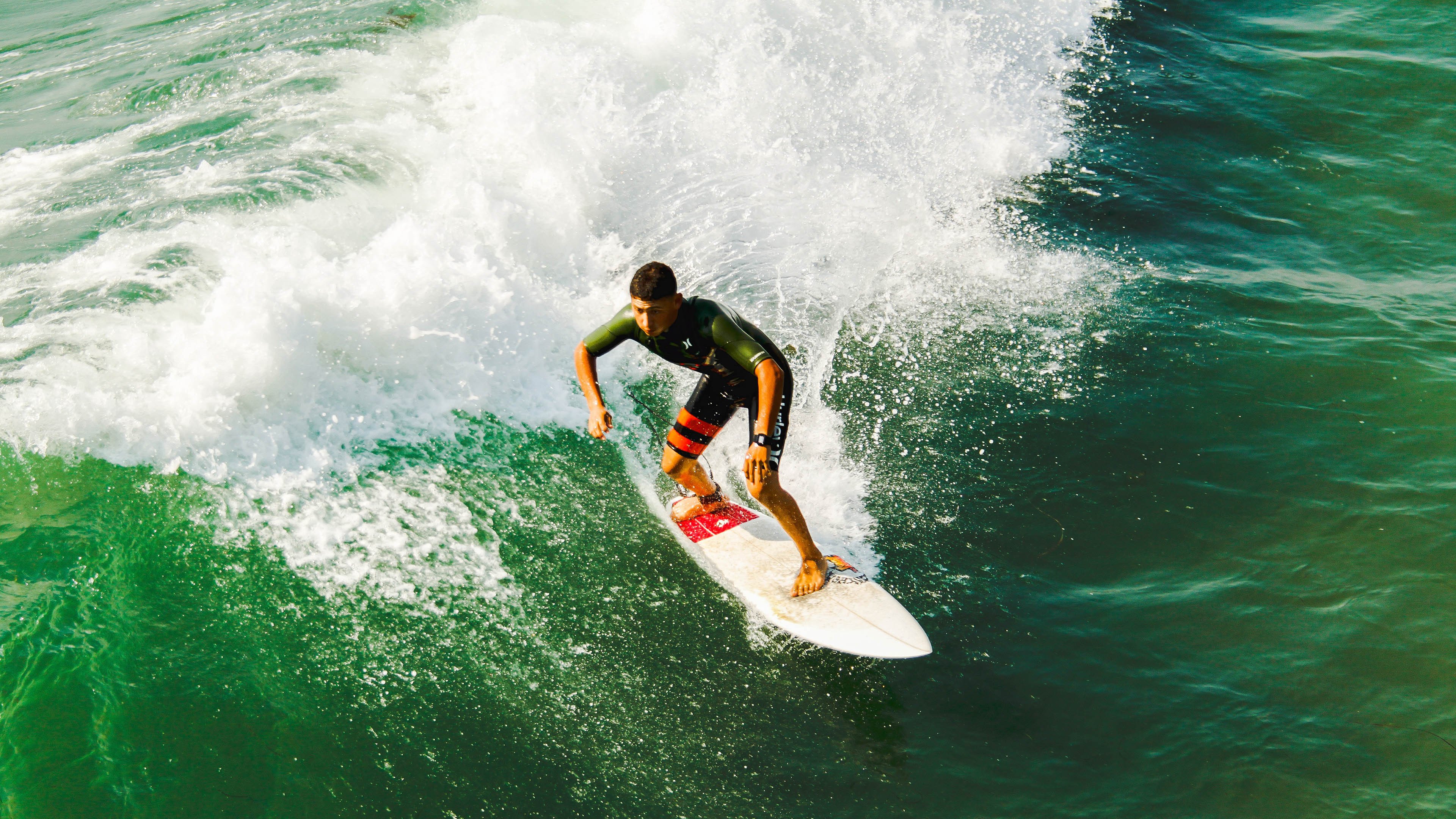 城市篮球夜场赛成为全民健身新风尚，激发青少年运动热情，夜间篮球比赛